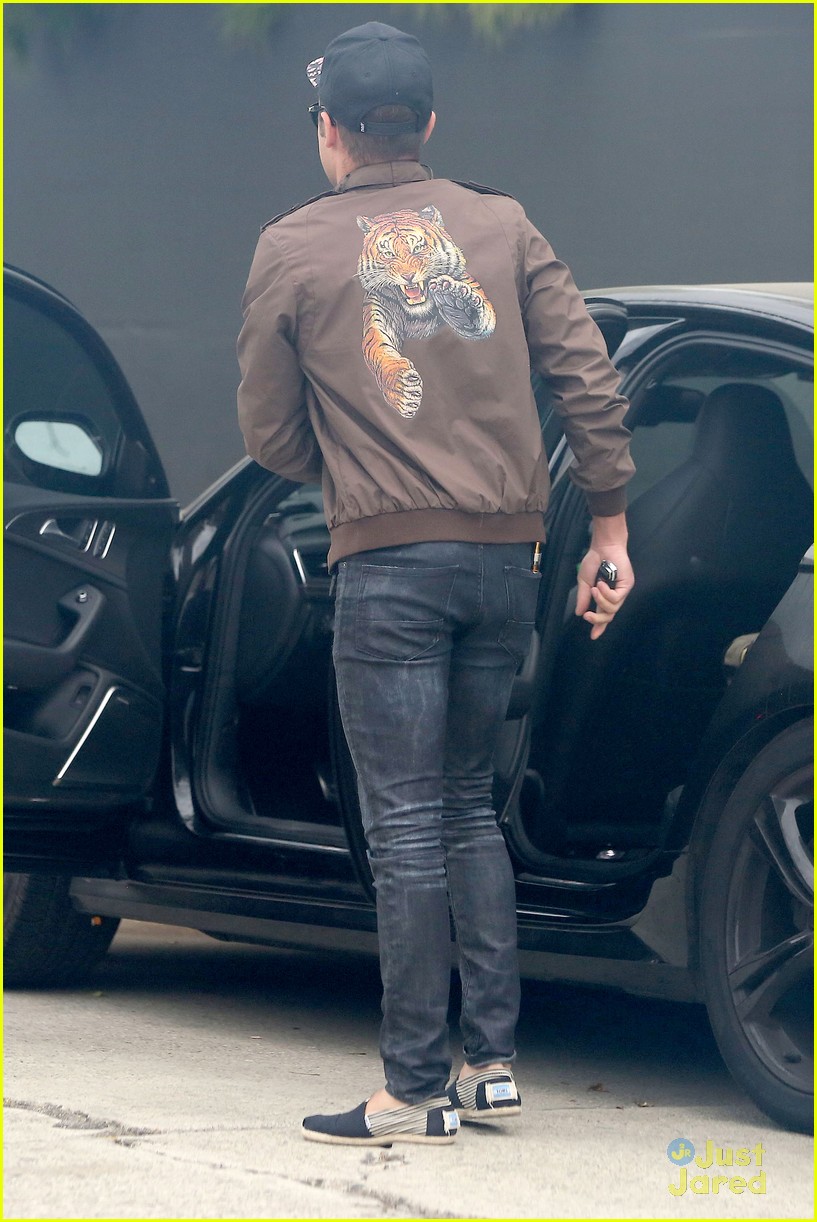 zac efron spotted leaving michelle rodriguez home 15
