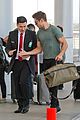 zac efron muscles cant be ignored at lax airport 17
