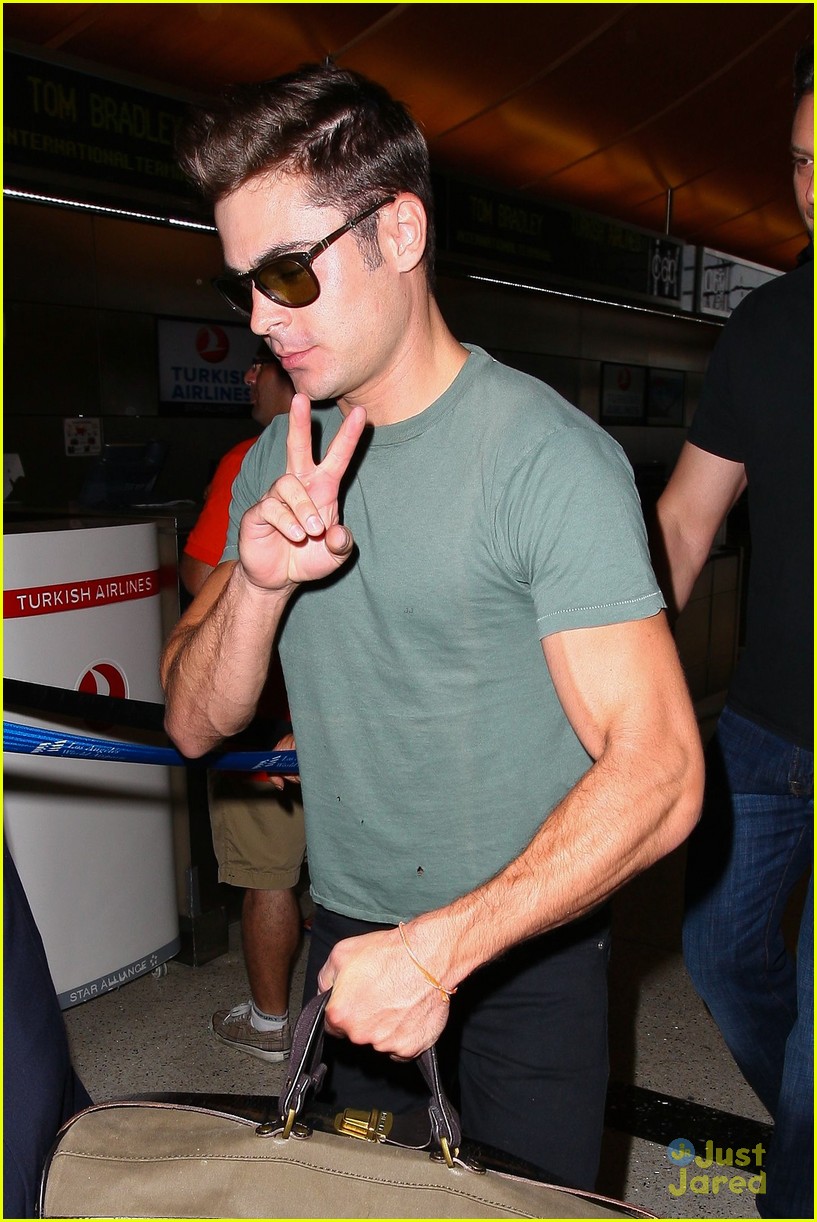 zac efron muscles cant be ignored at lax airport 02