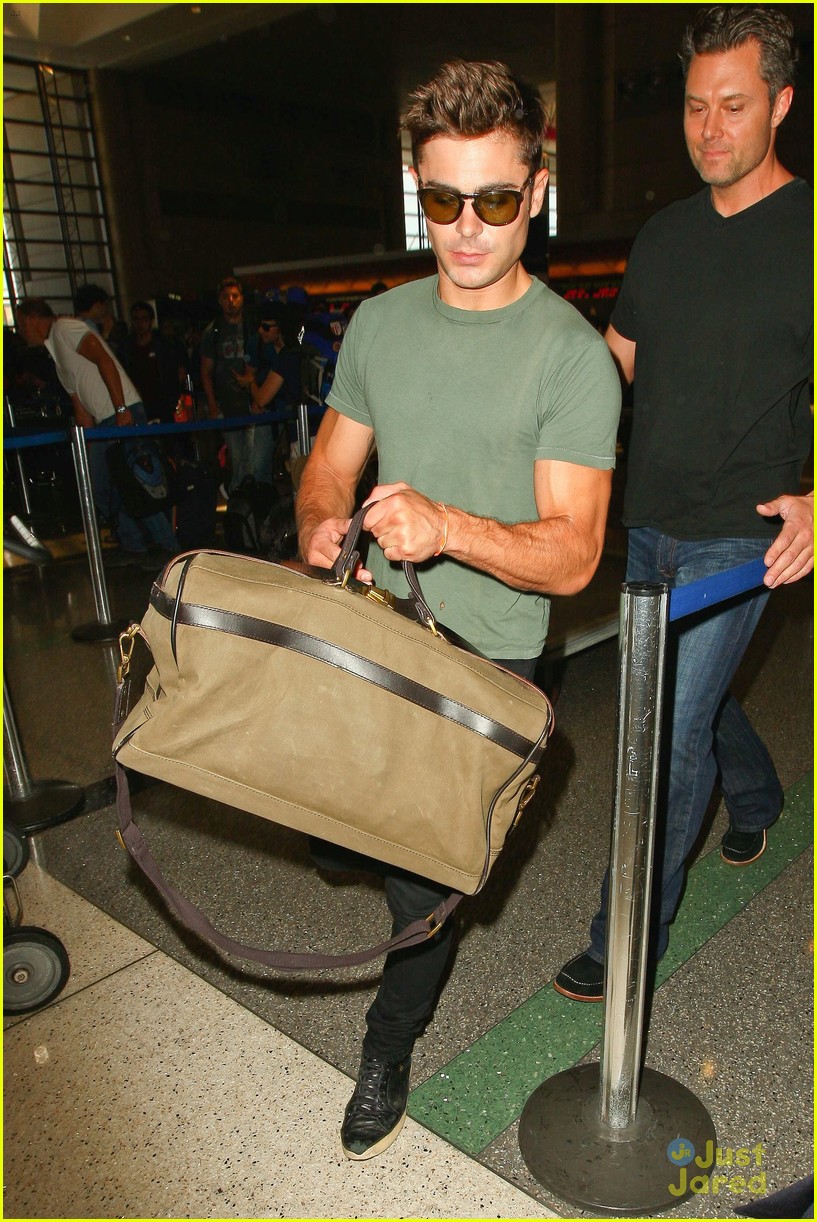 zac efron muscles cant be ignored at lax airport 03