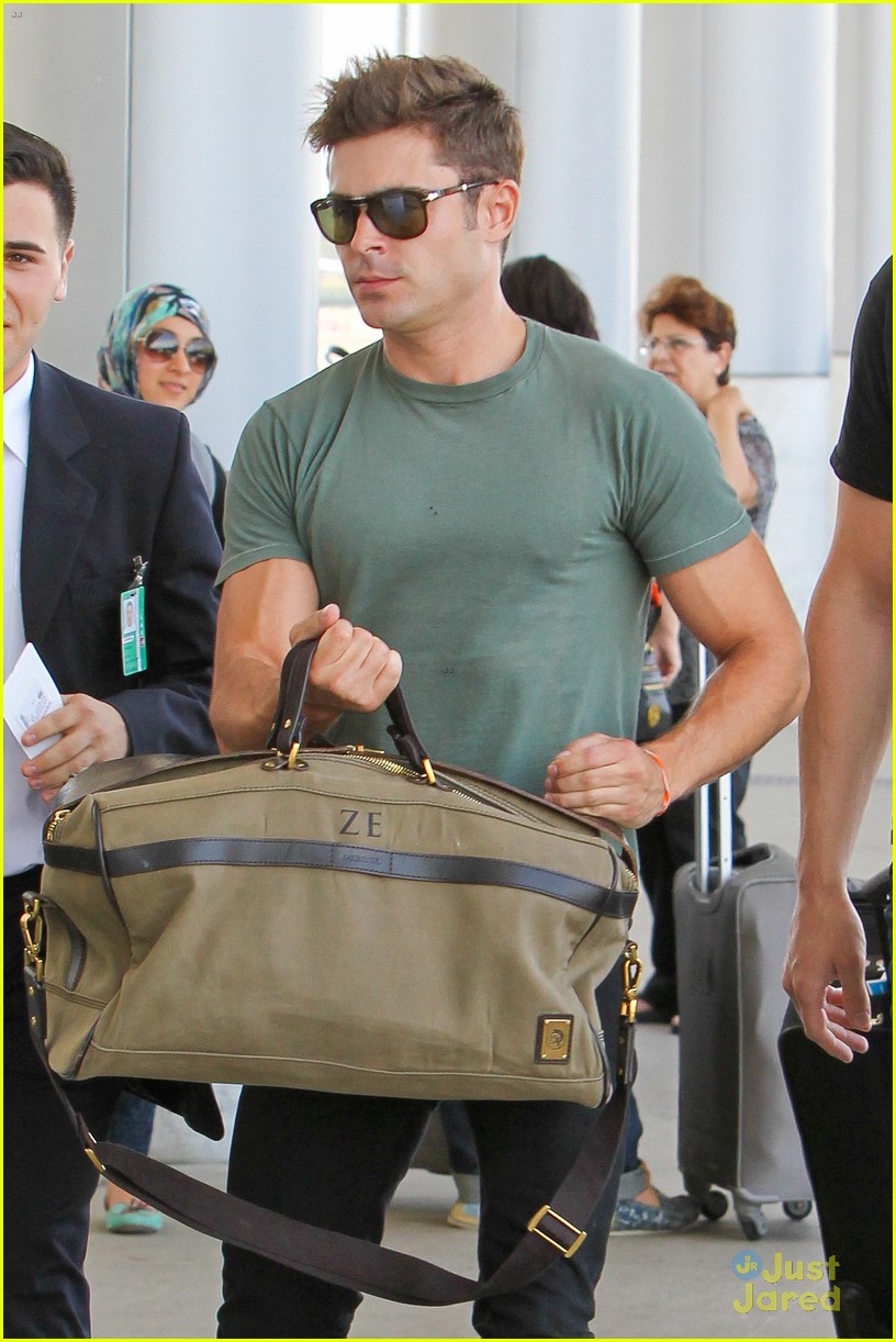 zac efron muscles cant be ignored at lax airport 04