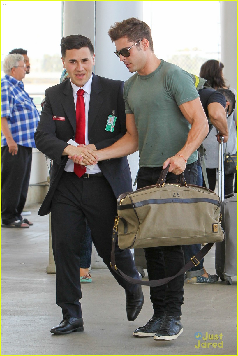 zac efron muscles cant be ignored at lax airport 06