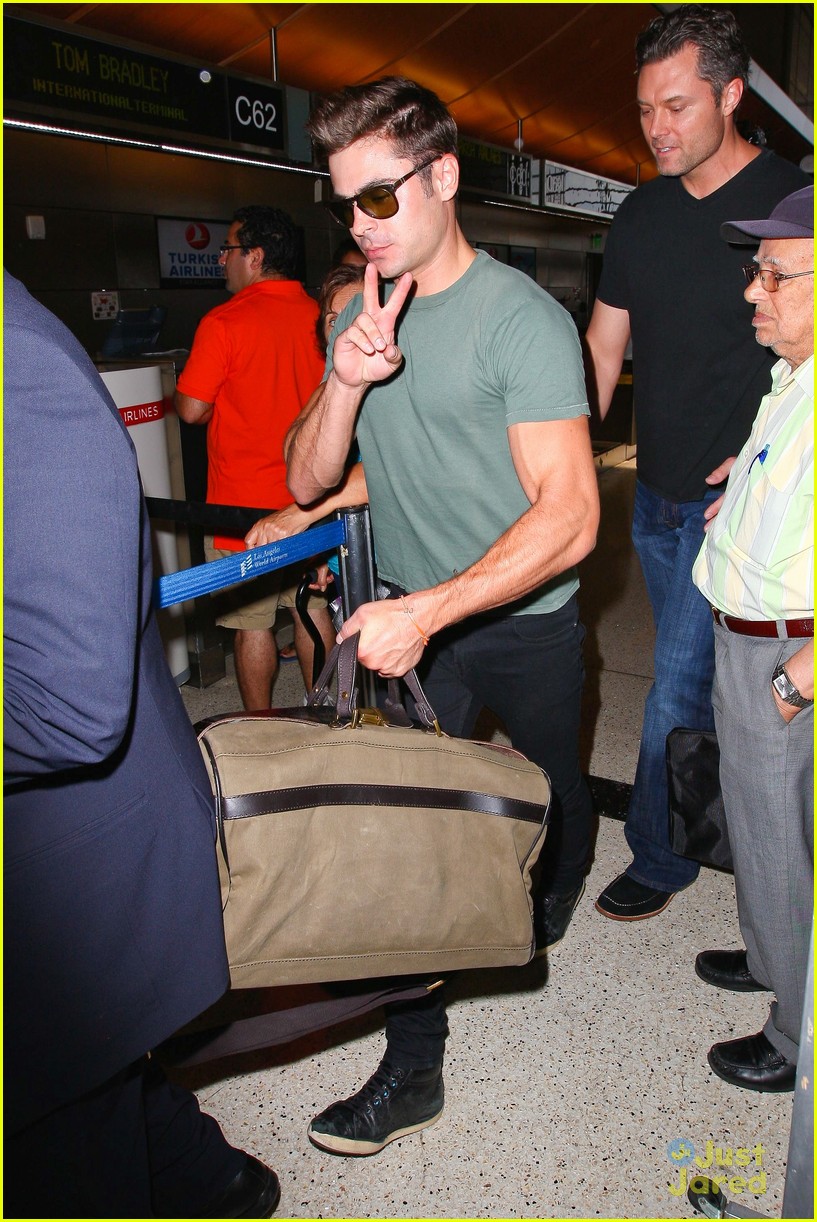 zac efron muscles cant be ignored at lax airport 07