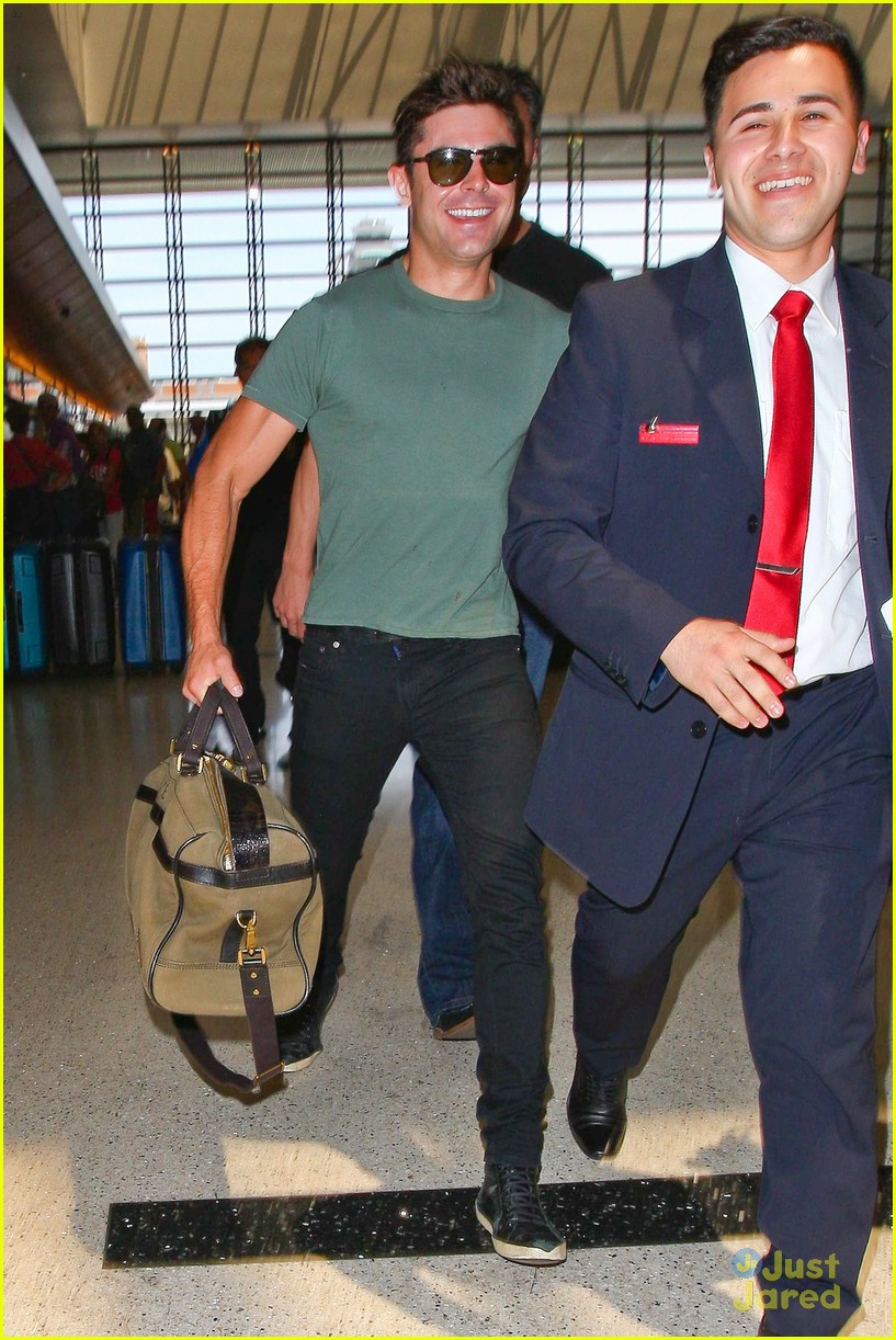 zac efron muscles cant be ignored at lax airport 08