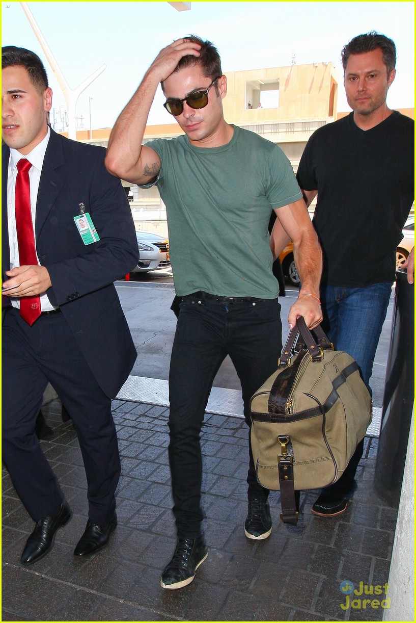 zac efron muscles cant be ignored at lax airport 10