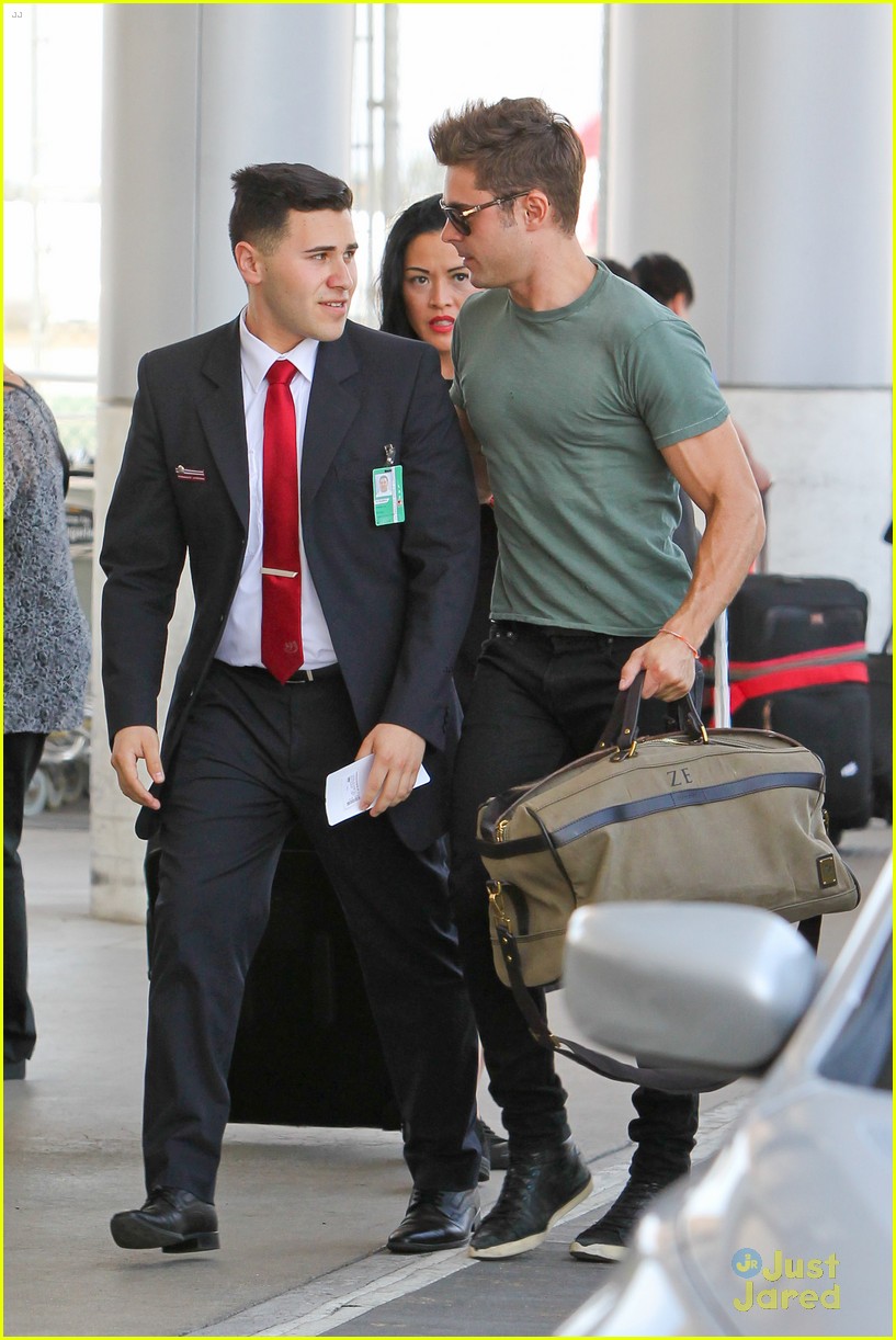 zac efron muscles cant be ignored at lax airport 11