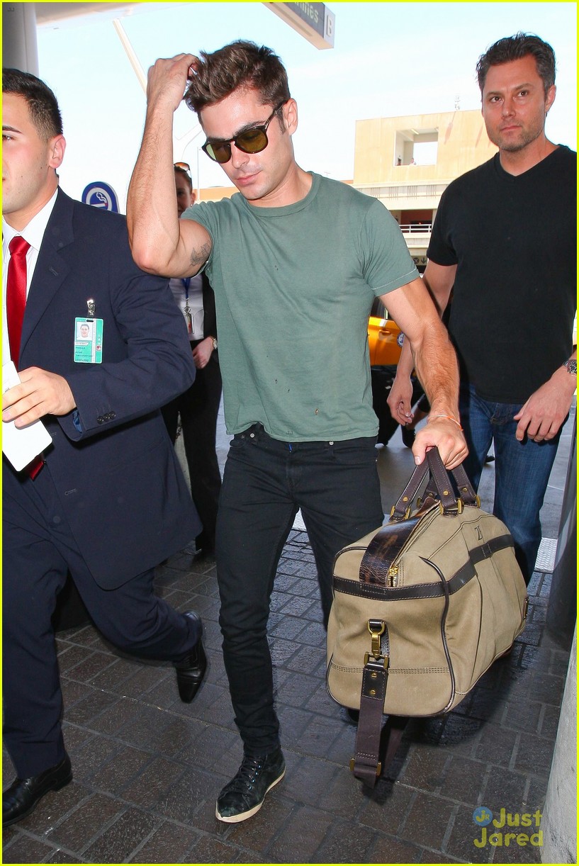 zac efron muscles cant be ignored at lax airport 14