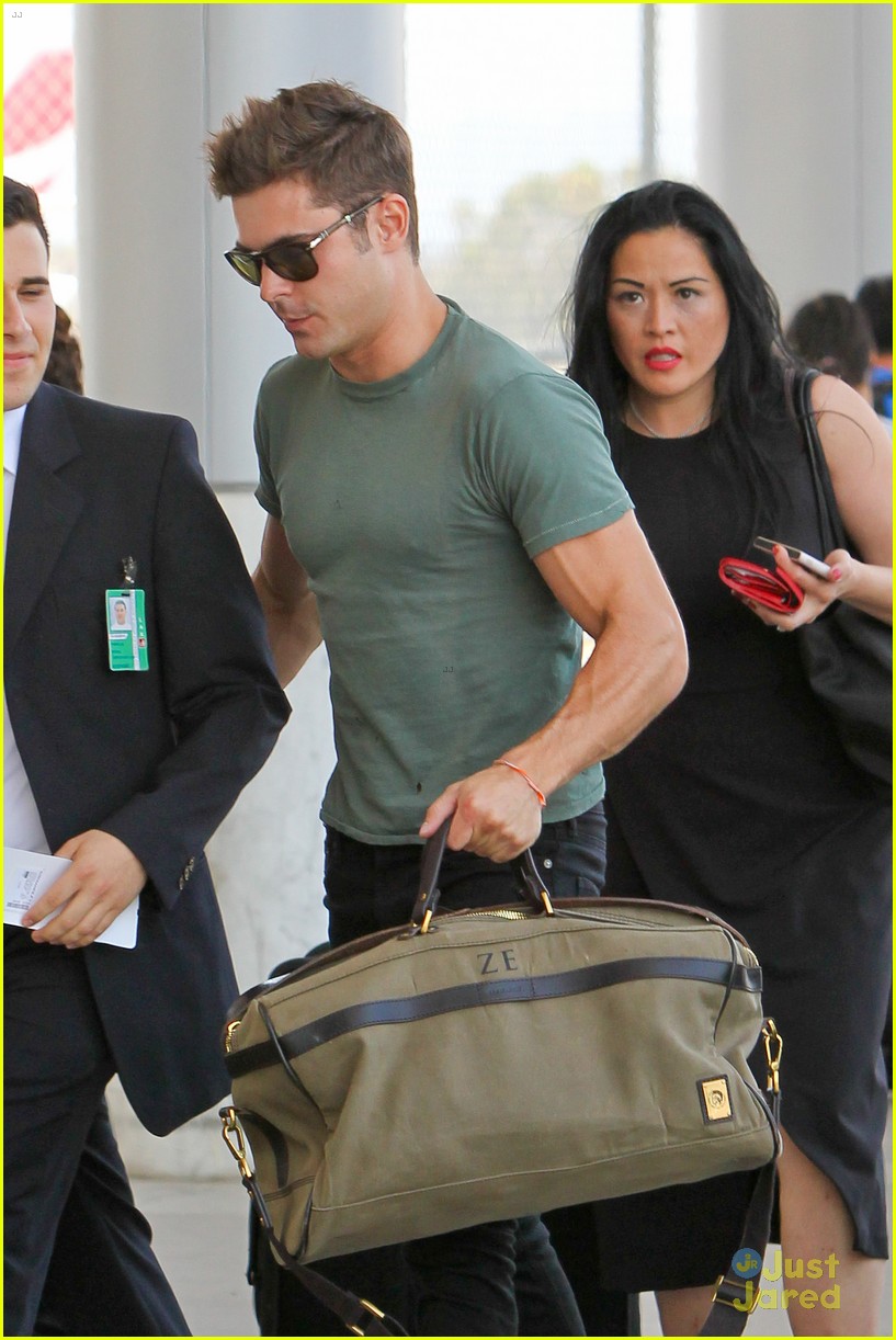zac efron muscles cant be ignored at lax airport 15