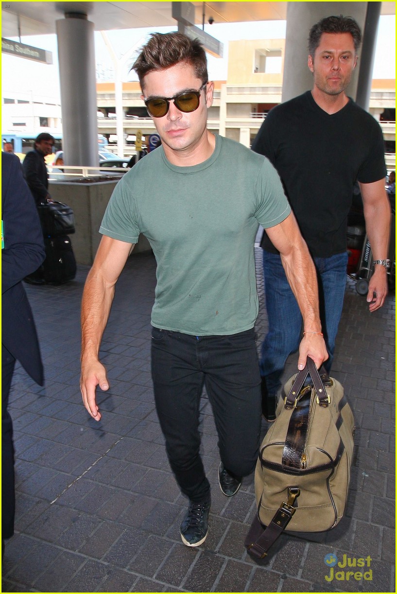 zac efron muscles cant be ignored at lax airport 16