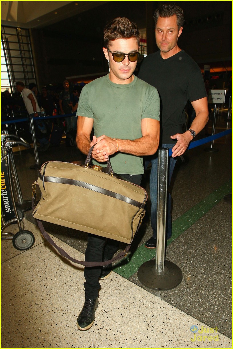 zac efron muscles cant be ignored at lax airport 18