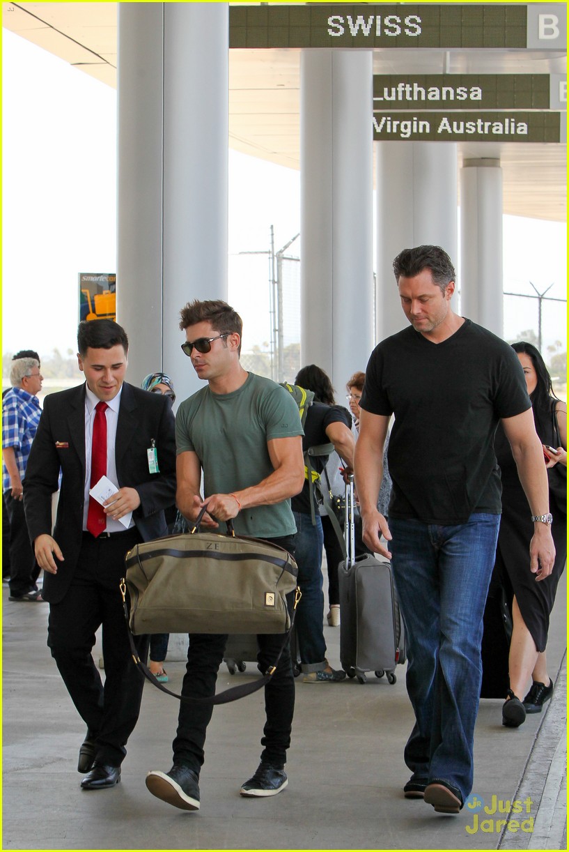 zac efron muscles cant be ignored at lax airport 20