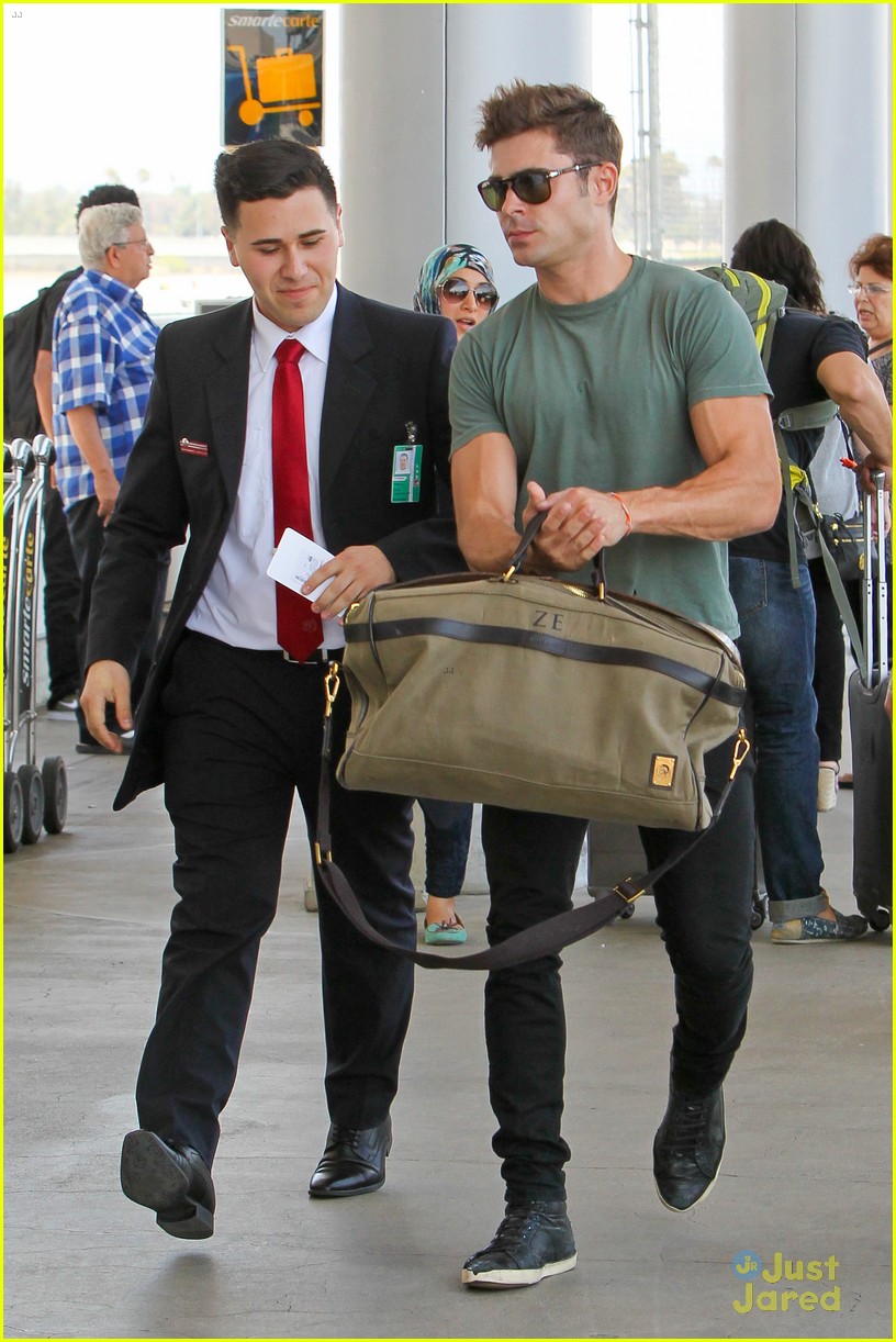 zac efron muscles cant be ignored at lax airport 22