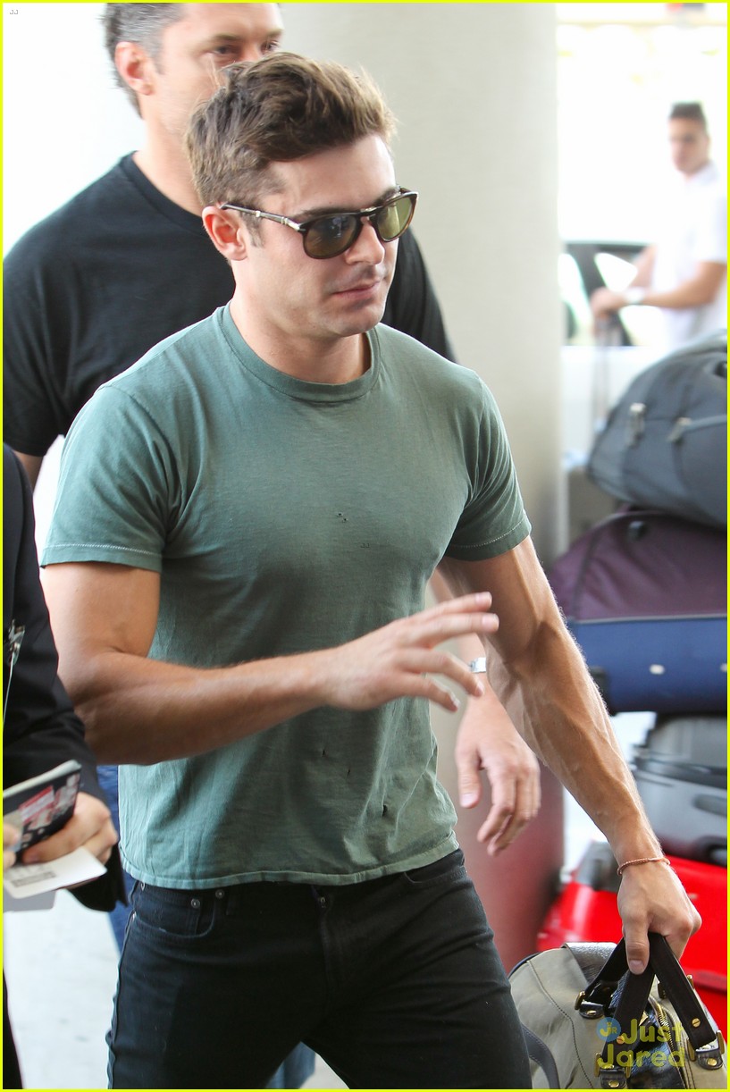 zac efron muscles cant be ignored at lax airport 24