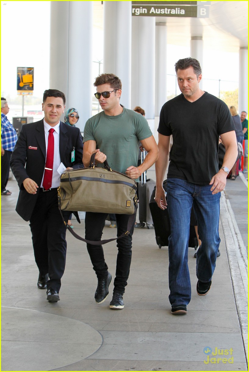 zac efron muscles cant be ignored at lax airport 25