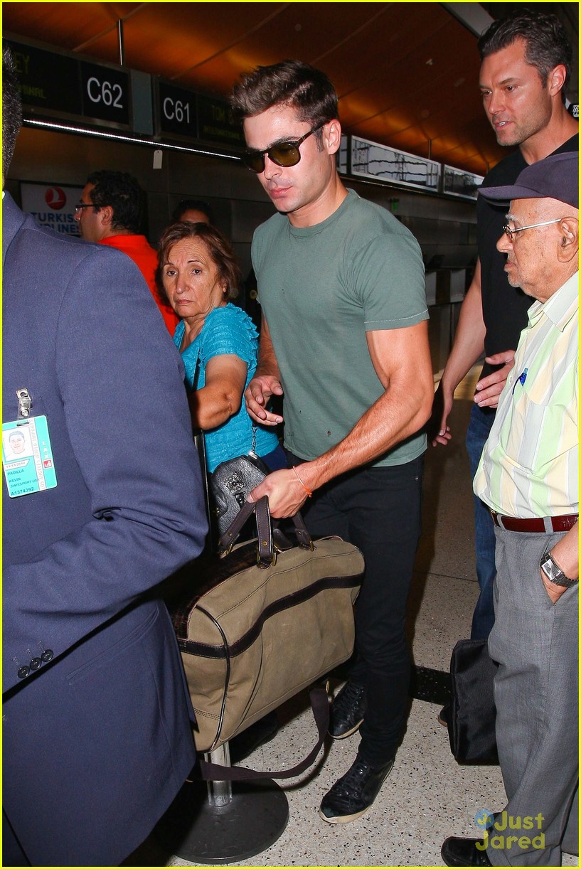 zac efron muscles cant be ignored at lax airport 26