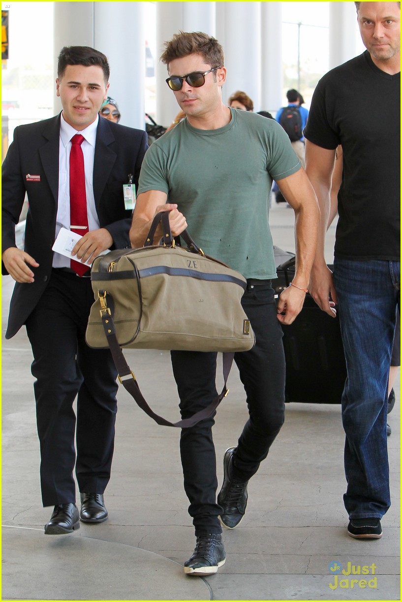 zac efron muscles cant be ignored at lax airport 27