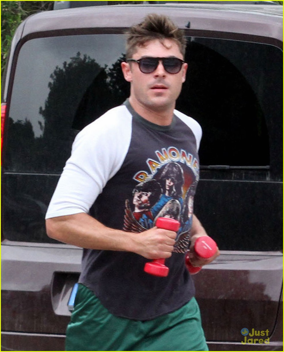 zac efron works on his fitness with gianluca vacchi 02