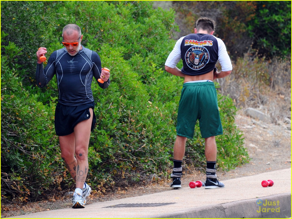 zac efron works on his fitness with gianluca vacchi 03