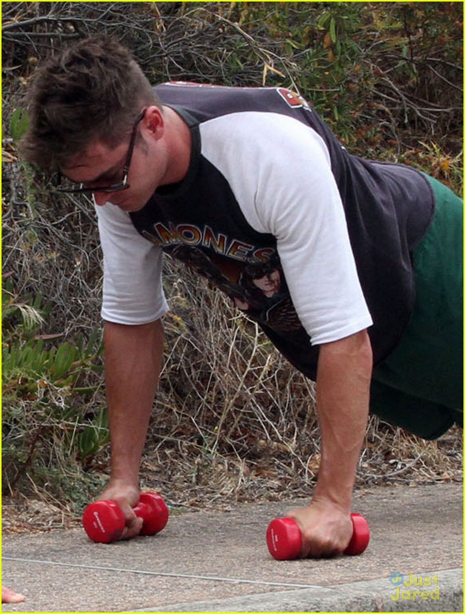 zac efron works on his fitness with gianluca vacchi 04
