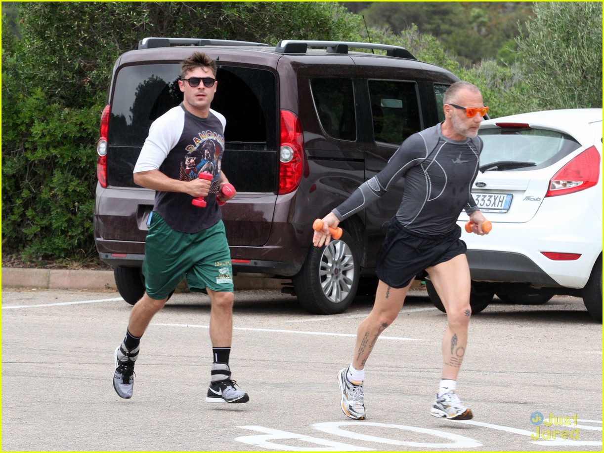 zac efron works on his fitness with gianluca vacchi 07