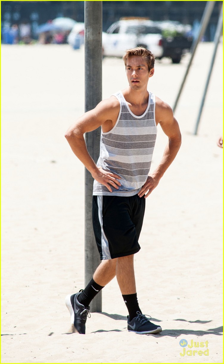 austin north flaunts ripped abs santa monica workout 02