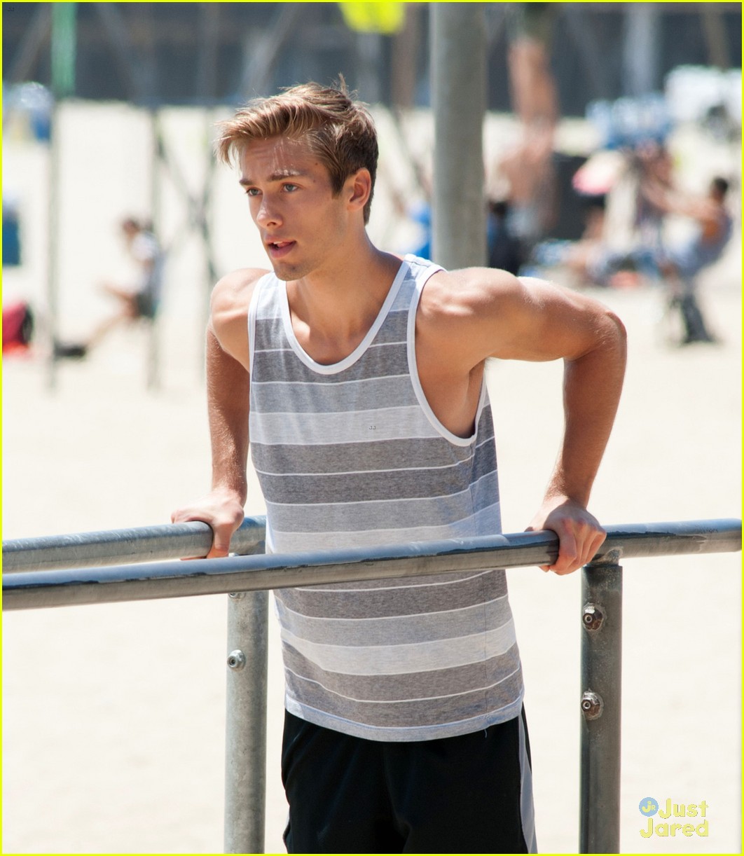 austin north flaunts ripped abs santa monica workout 03