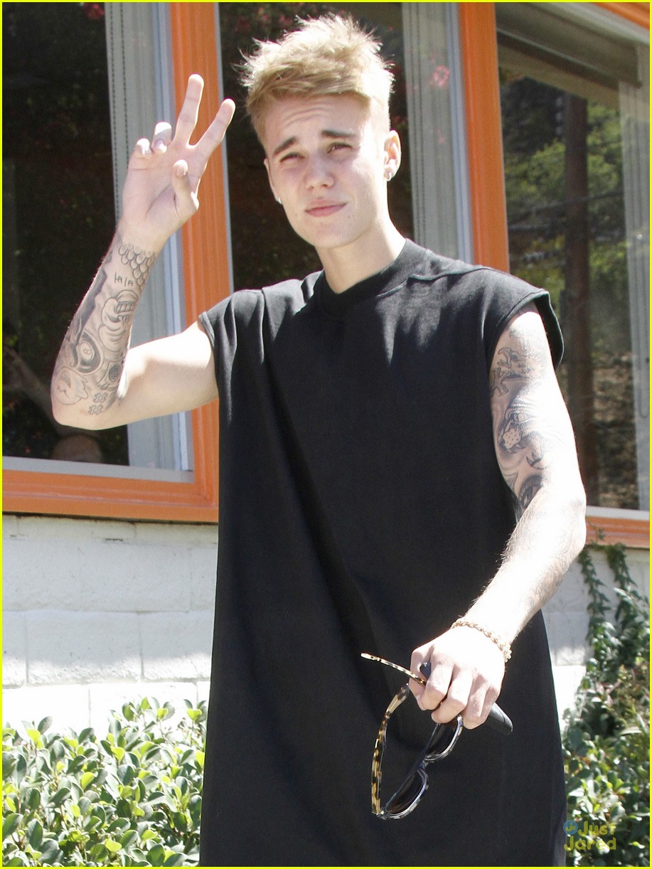 Justin Bieber Flashes Peace Sign After Being Sued By