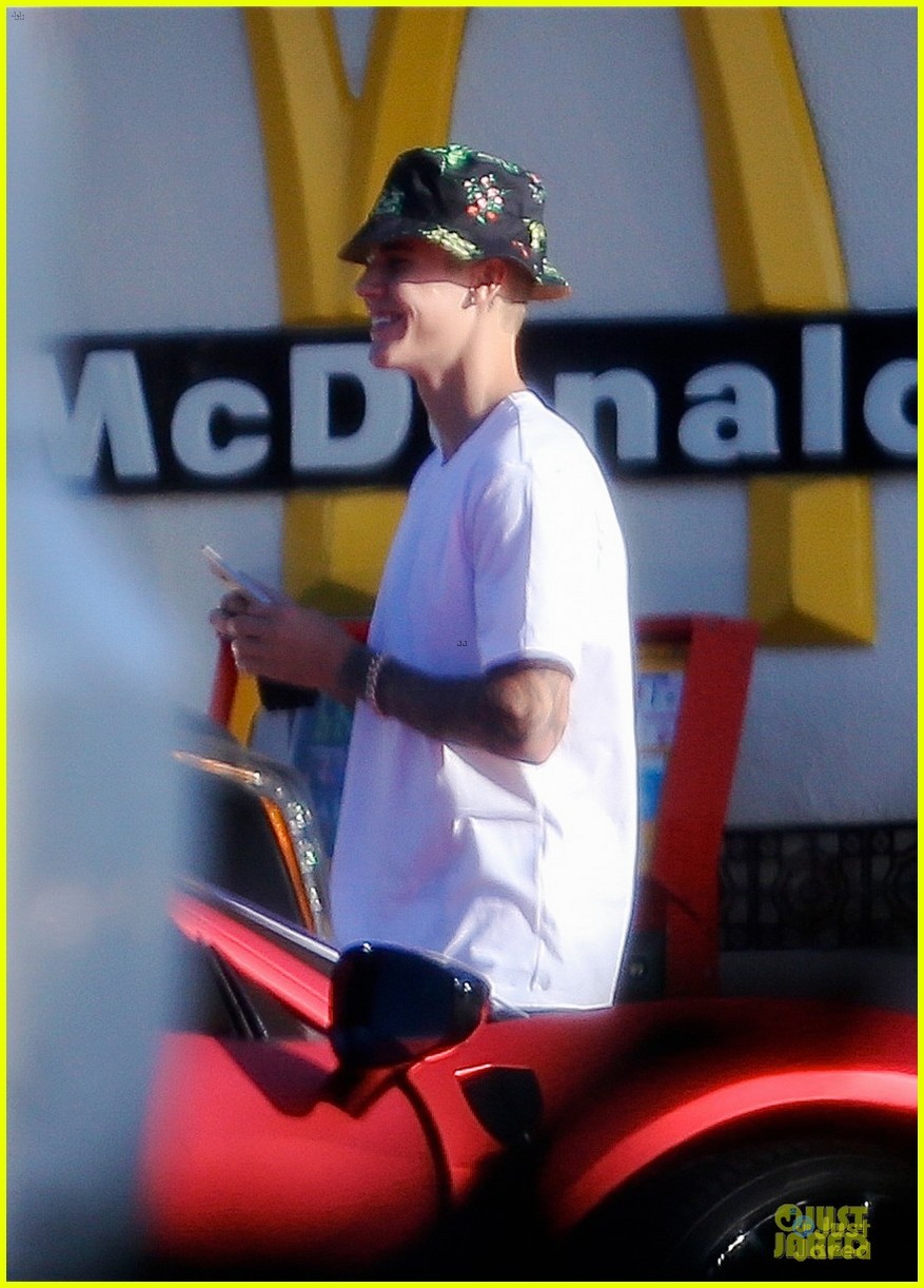 justin bieber flashes peace sign after being sued 05