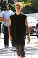 justin bieber flashes peace sign after being sued 01