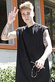 justin bieber flashes peace sign after being sued 02