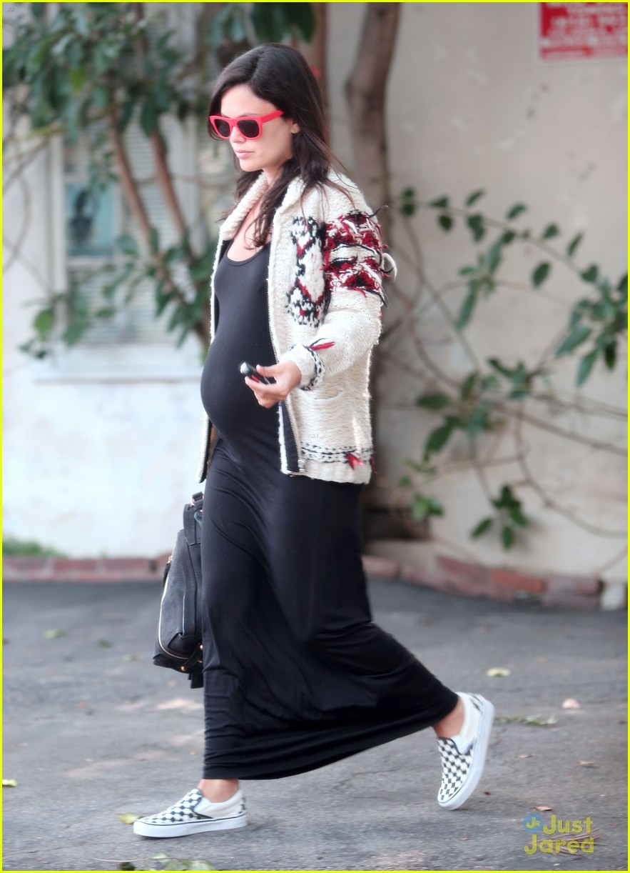 rachel bilson wears a form fitting dress to accentuate her baby bump 03