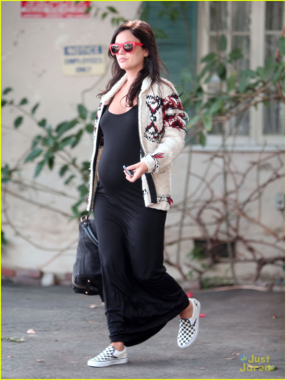 rachel bilson wears a form fitting dress to accentuate her baby bump 05