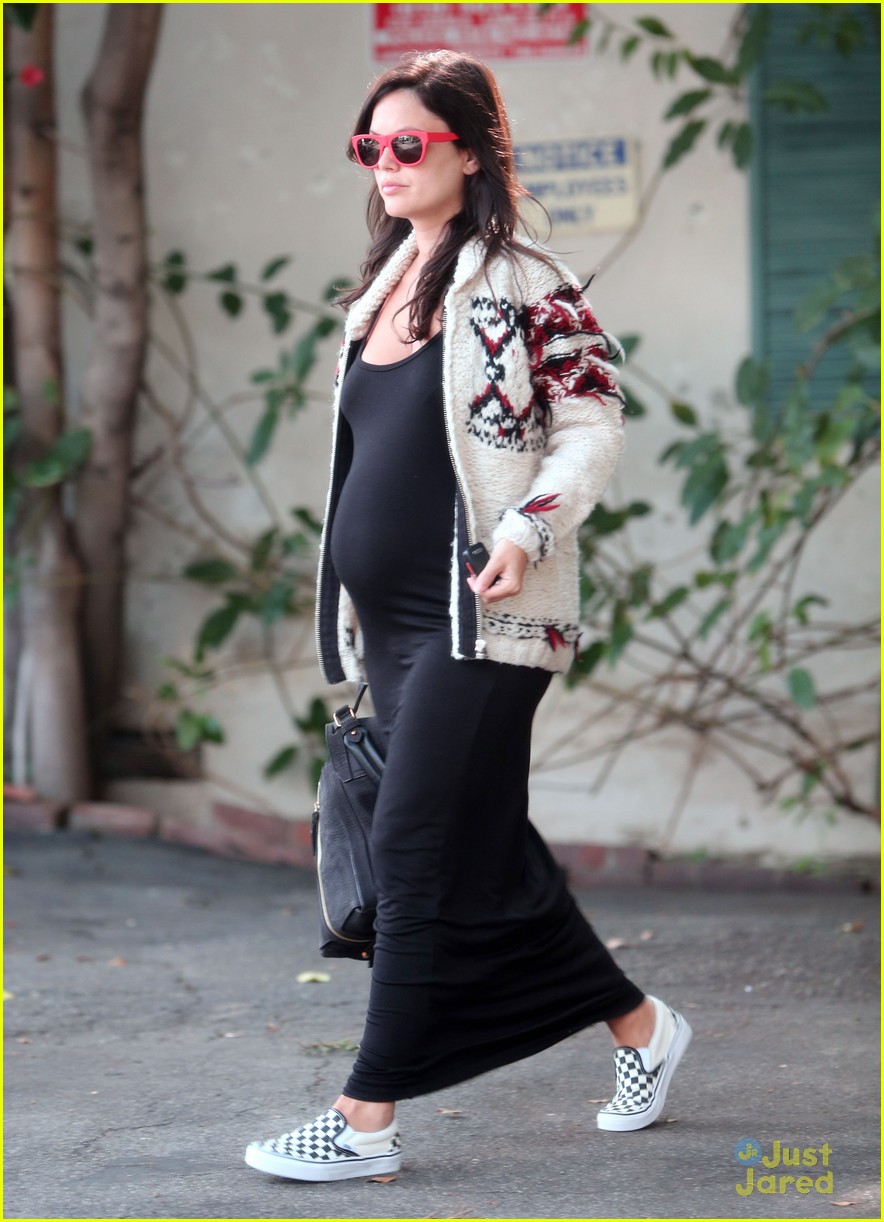 rachel bilson wears a form fitting dress to accentuate her baby bump 09