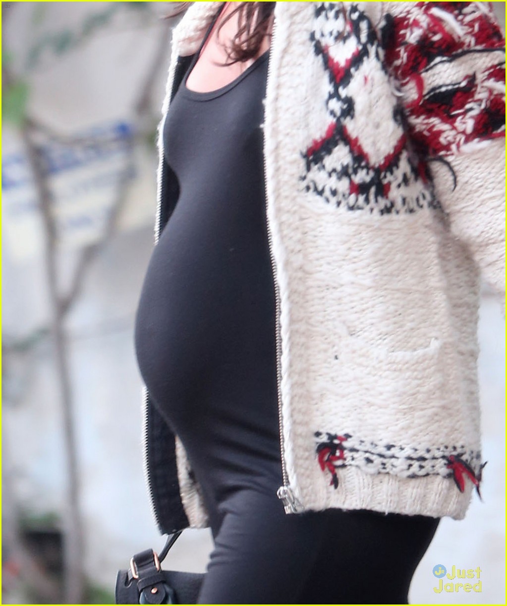 rachel bilson wears a form fitting dress to accentuate her baby bump 13