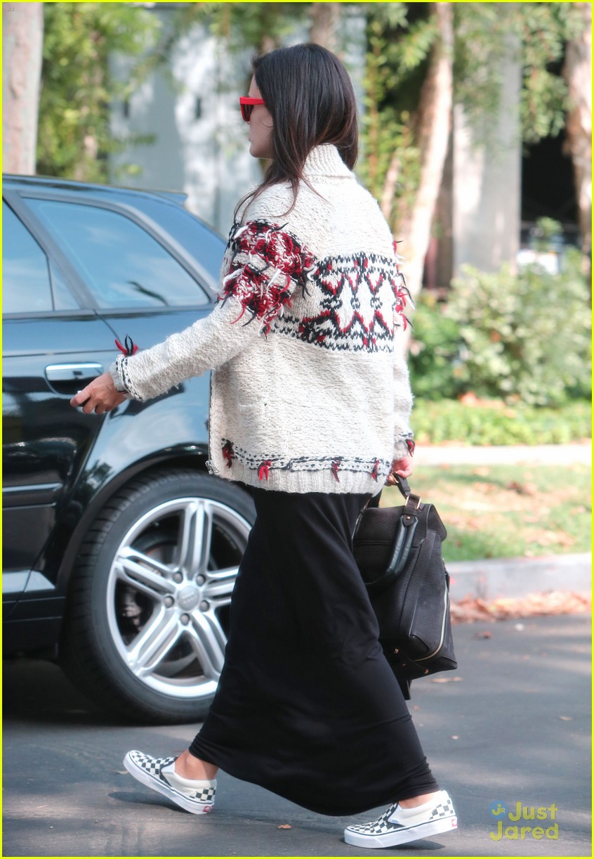 rachel bilson wears a form fitting dress to accentuate her baby bump 14