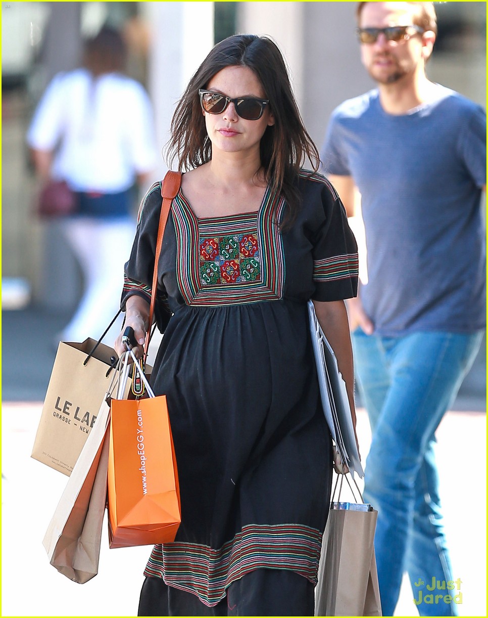 rachel bilson shops for baby items at childrens boutique 02