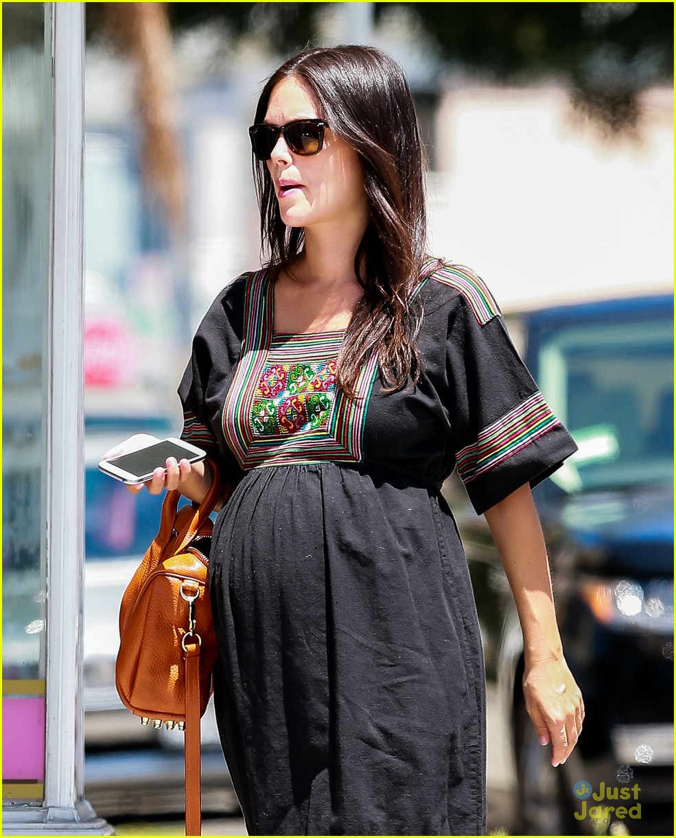 rachel bilson shops for baby items at childrens boutique 04