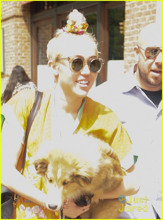 miley cyrus emu leaves nyc to philly 01