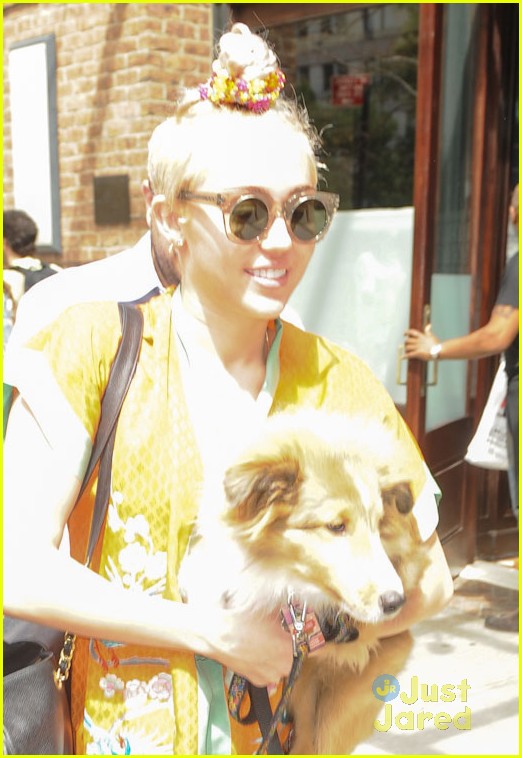 miley cyrus emu leaves nyc to philly 03