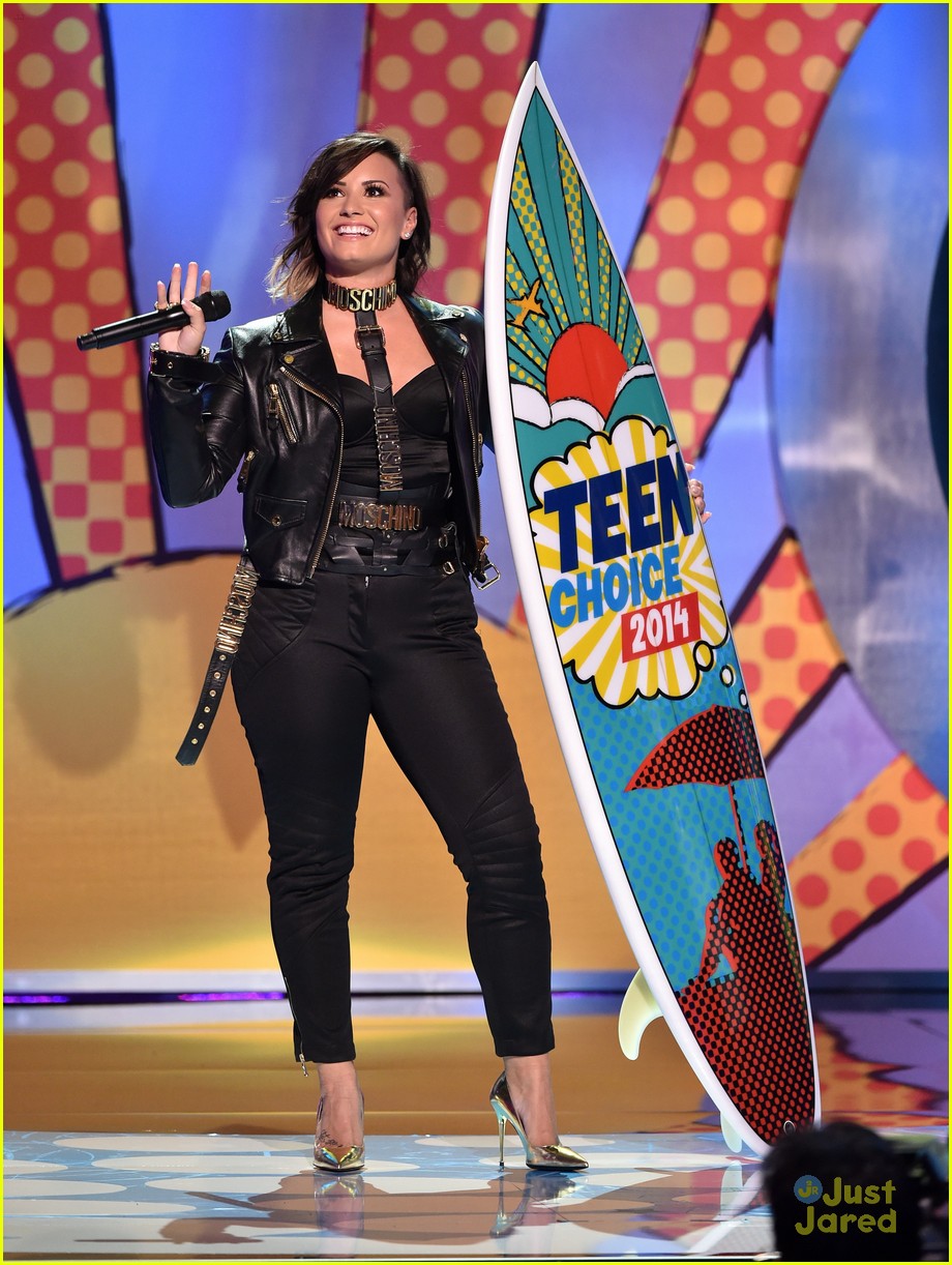 demi lovato wins summer song performance tcas 01