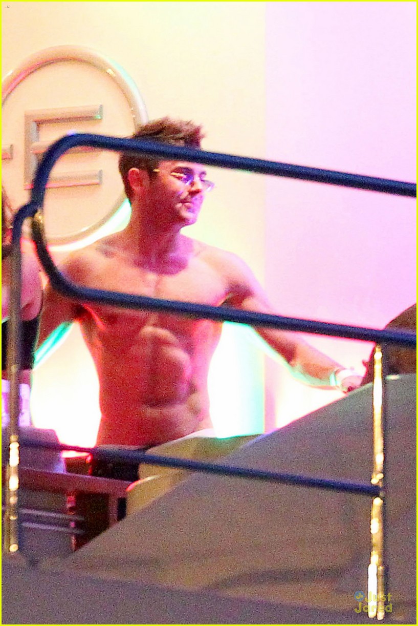 zac efron michelle rodriguez pack on the pda 01