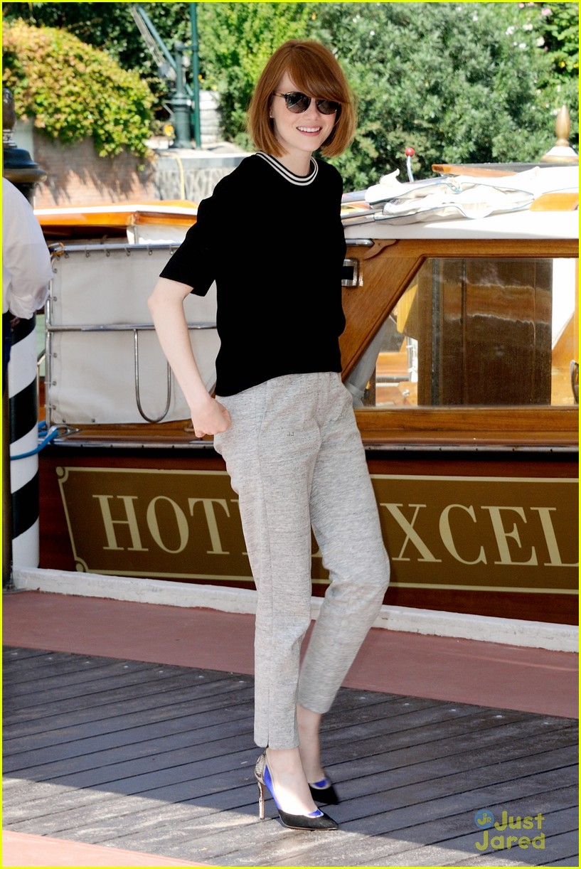 emma stone andrew garfield arm in arm lunch venice 02