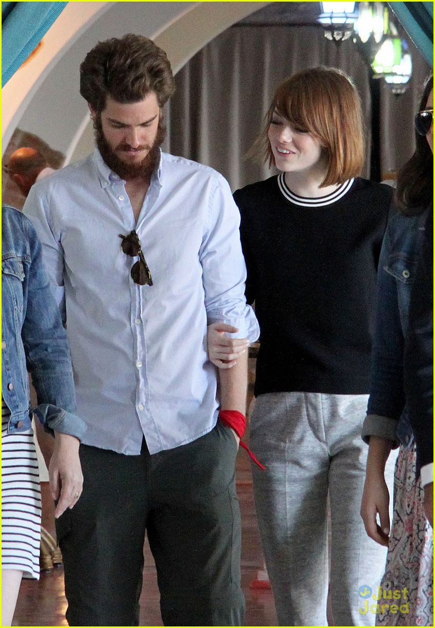 emma stone andrew garfield arm in arm lunch venice 03
