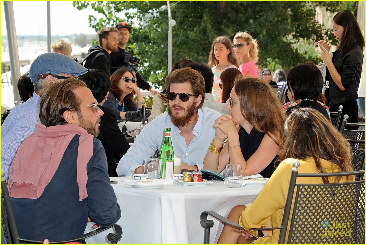 emma stone andrew garfield arm in arm lunch venice 04