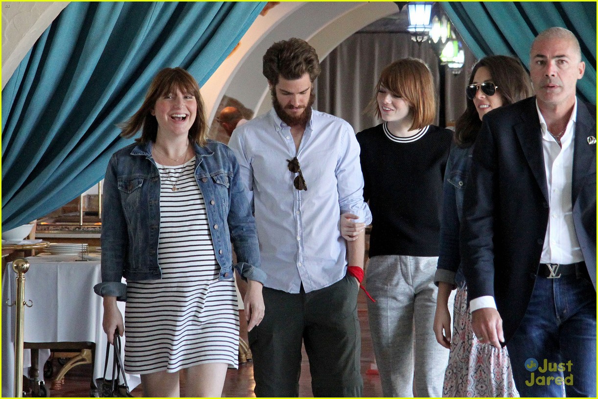emma stone andrew garfield arm in arm lunch venice 06
