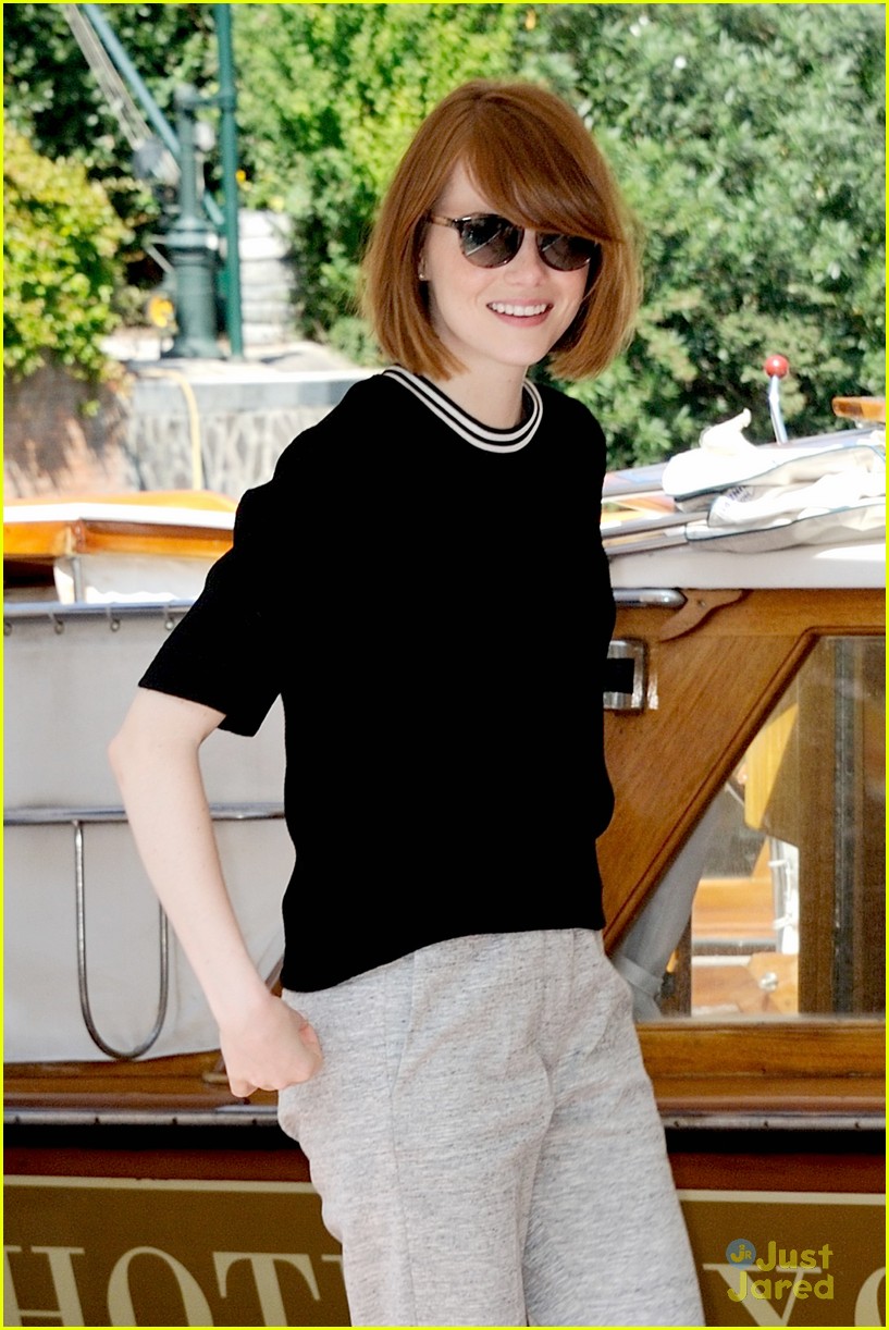 emma stone andrew garfield arm in arm lunch venice 08