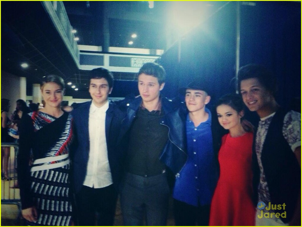 fault in stars red band society casts teen choice awards 07