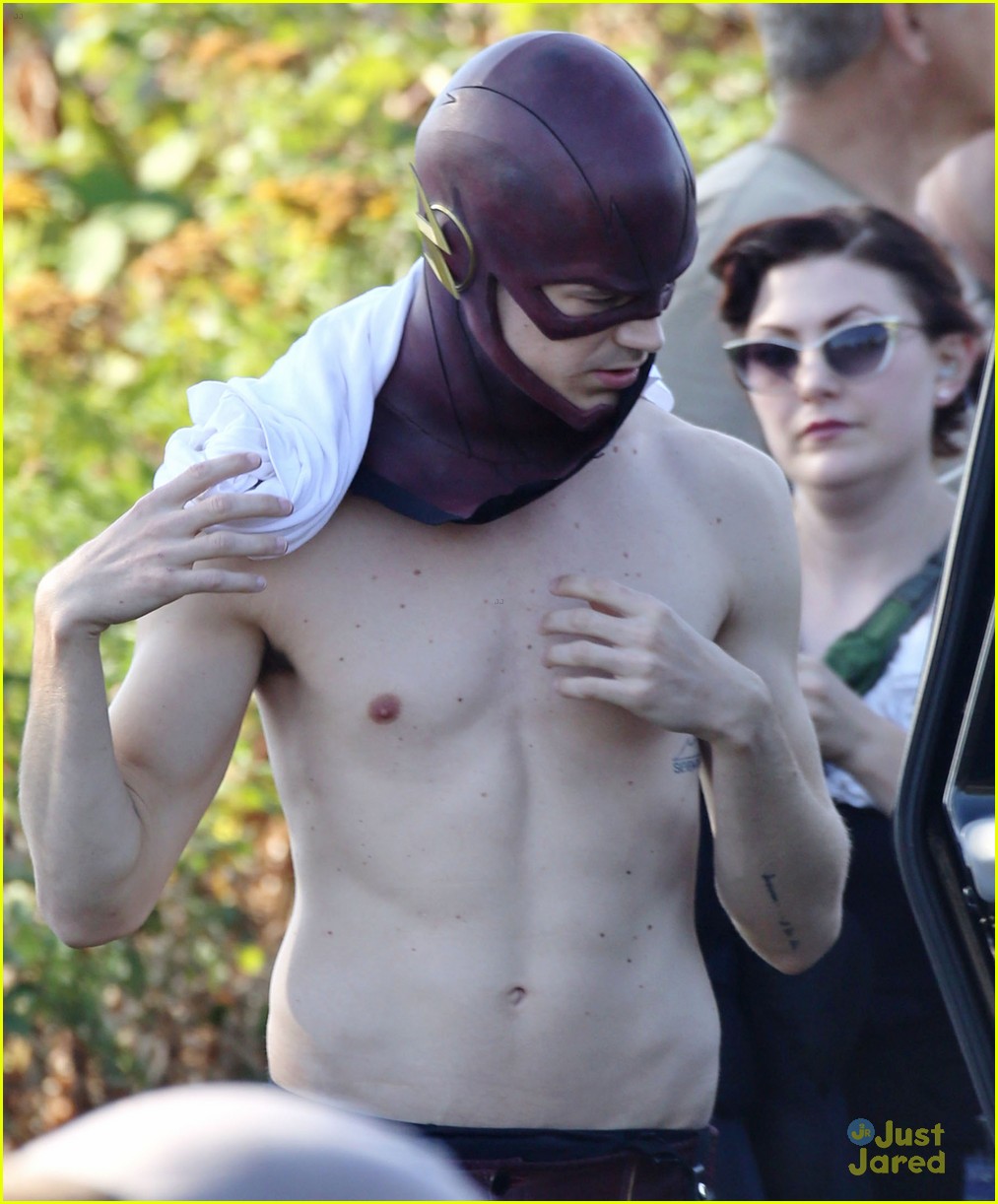 grant gustin shirtless flash set after als chall 02