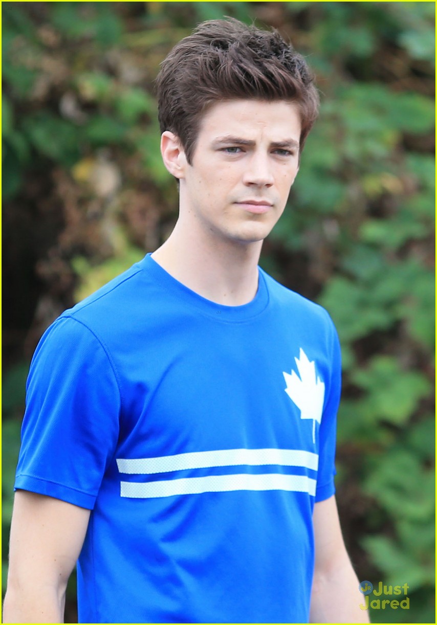 grant gustin shirtless flash set after als chall 13