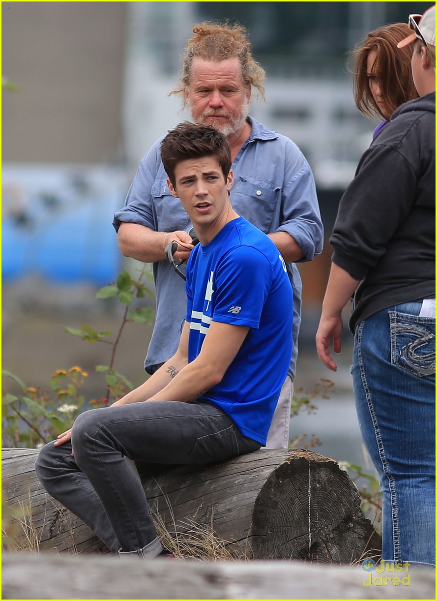 grant gustin shirtless flash set after als chall 18